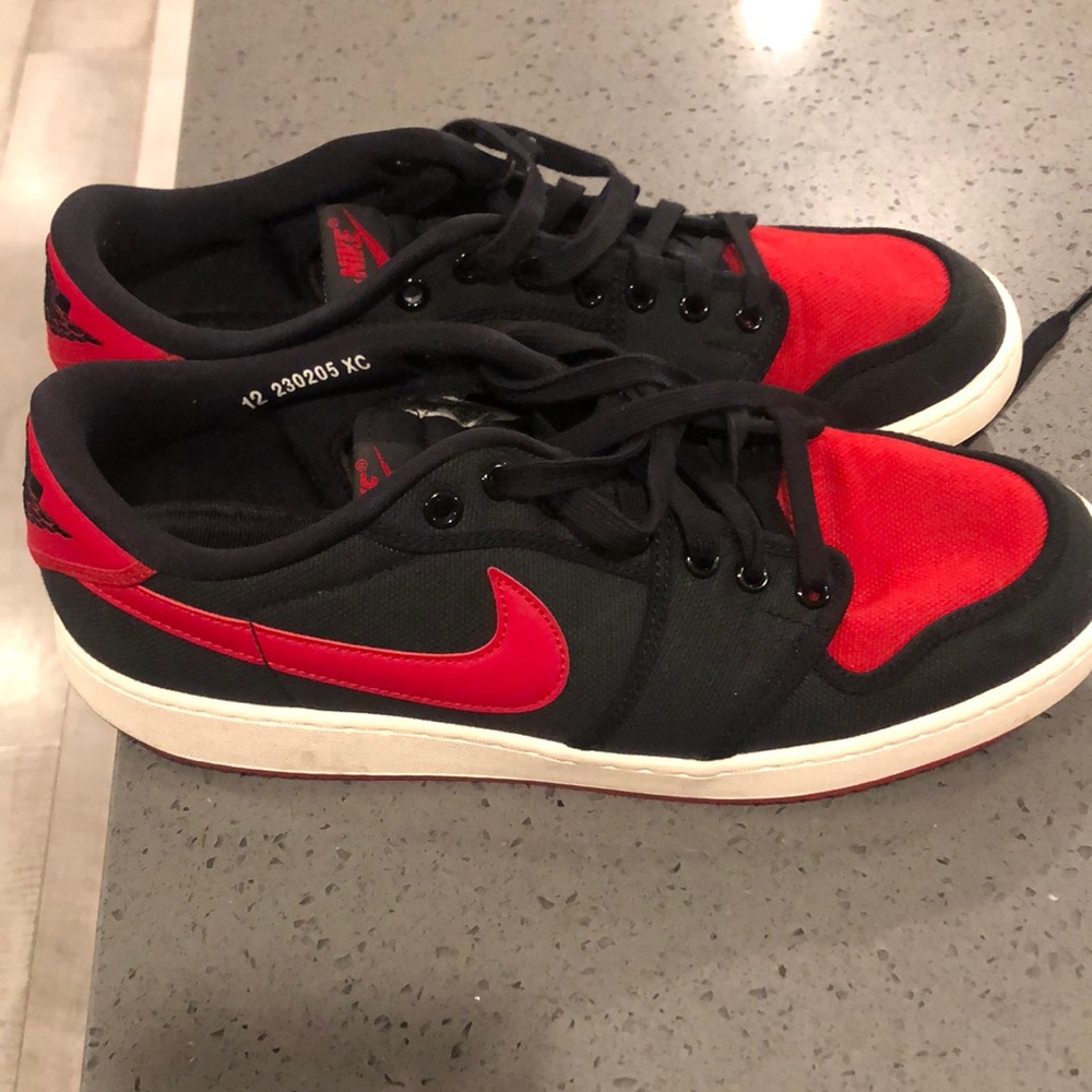 Nike Men's Black and Red Sneakers